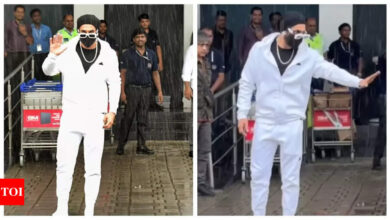 Ranveer Singh stops a car to pose for paparazzi outside airport; fans REACT - See photos | Hindi Movie News