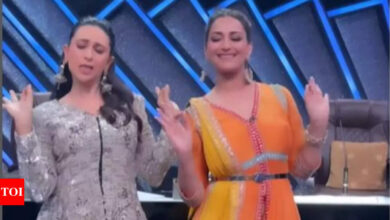 Karisma Kapoor, Sonali Bendre recreate dance on 'Hum Saath Saath Hai' song, miss Tabu, Neelam Kothari | Hindi Movie News