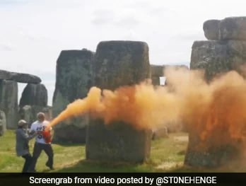 2 Arrested For Spraying Orange Substance On Stonehenge In UK