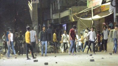 Firozabad Violence: आधी रात को फिरोजाबाद में बवाल, पुलिस पर पथराव, आगजनी, पुलिस ने की हवाई फायरिंग - breaking-news-locals-in-firozabad-stormed-police-station-pelted-stones-angry-over-prisoner-death-check-details