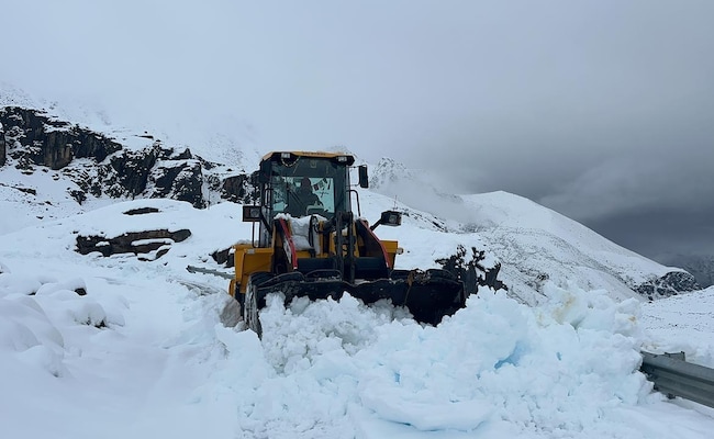 Early Snowfall In North Sikkim, Heavy Machinery Deployed To Clear Roads