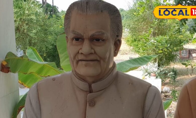 There is a temple of former Vice President Bhairon Singh Shekhawat, people of his native village still love him, all the decisions of the village are taken in front of Babosa