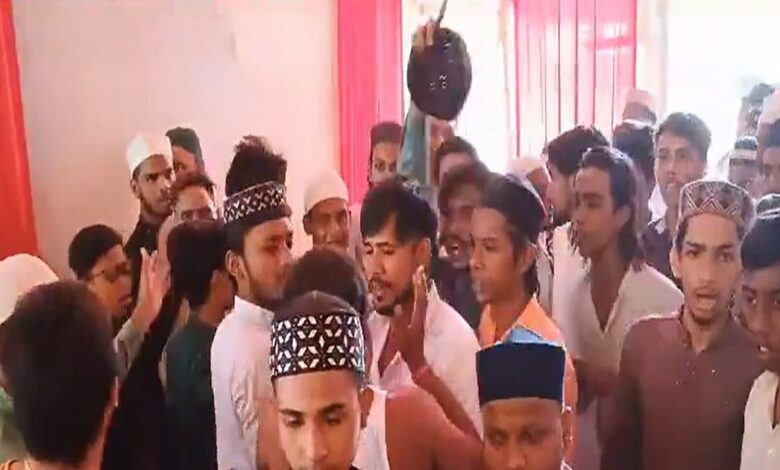 'आजान चल रही है माइक बंद करो', कोलकाता में पूजा पंडाल में घुसे कई लड़के, फिर...
