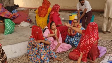 Hisar Family Protest: 11 दिन बाद भी नहीं हुआ दीपक का अंतिम संस्कार, परिजन मांगों पर अड़े, अस्पताल में दे रहे धरना