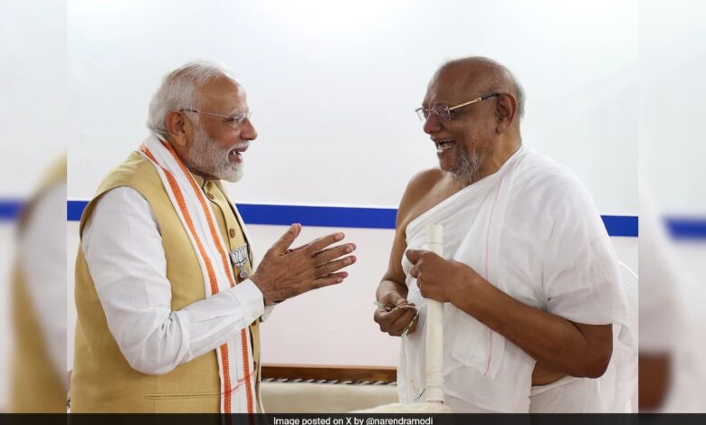 PM Modi Meets Jain Monk Ratnasundersuri Maharaj Saheb In Maharashtra's Dhule