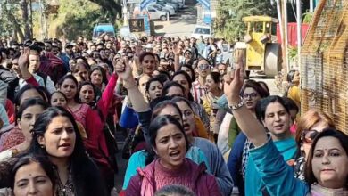 Teachers Protest: फीकी रही दिवाली, हिमाचल प्रदेश के वोकेशनल टीचर्स का हल्ला-बोल, स्कूलों में बच्चों की पढ़ाई ठप