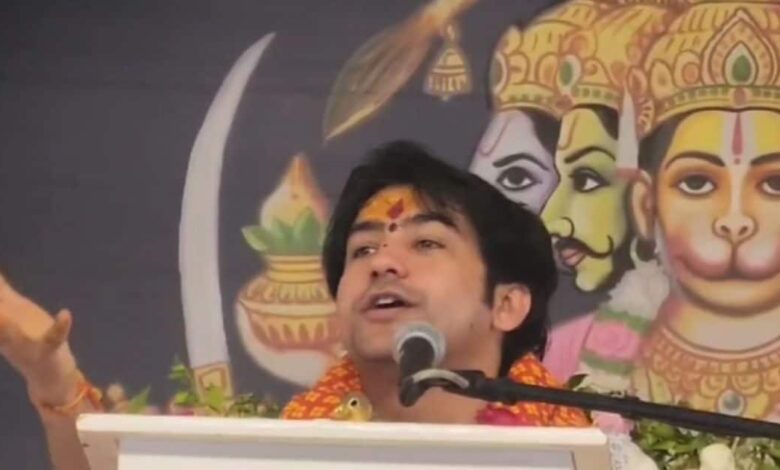 हनुमंत कथा के बीच वक्फ बोर्ड पर क्या कह गए धीरेंद्र शास्त्री, फिर सफाई कर्मचारियों से कराई भगवान की आरती