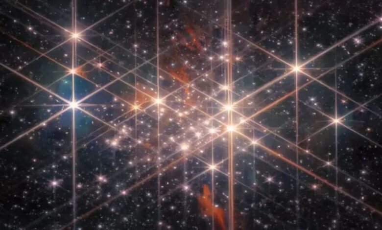 James Webb Space Telescope Reveals Unique Features of Westerlund 1 Star Cluster