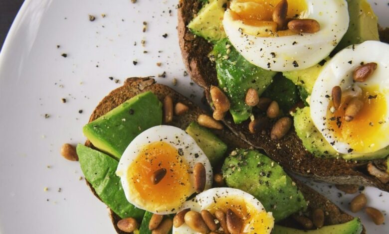 सुबह के नाश्ते के लिए सुपरफूड है Avocado toast, 5 मिनट में ऐसे करें तैयार