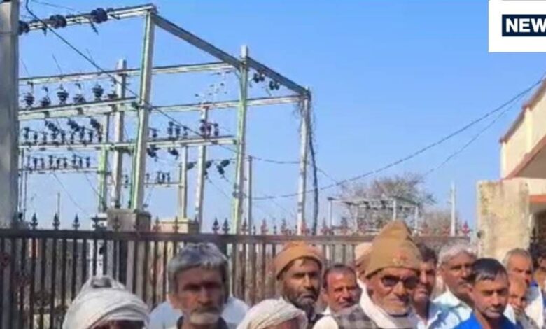 रात को बिजली देने से भड़के किसान, कर्मचारियों को बाहर निकालकर दफ्तर के लगा डाला ताला, सहम गया स्टाफ