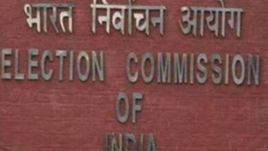 Election Commission of India Delhi Chunav LIVE: आम आदमी पार्टी सरकार बनने से महज 3 सीट दूर, बीजेपी की घटी सीटें