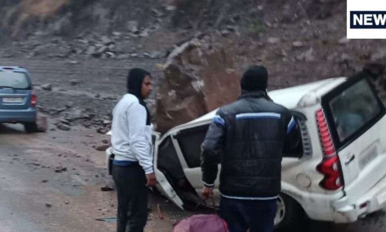 कहीं आसमान से से गिर रहे पत्थर, तो कहीं धरती पर उतर रहे पहाड़, नेशनल हाईवे बंद, हालात ऐसे कि लोग घरों में कैद - jammu kashmir latest weather news continuous rain stone hit scorpio car 2 dead second avalanche hit kishtwar