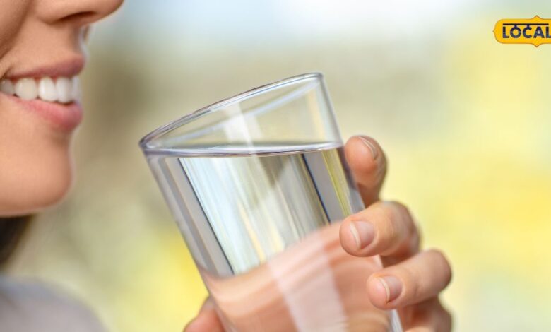 पानी पीते वक्त आप भी तो नहीं कर रहे ये गलती... गलत तरीका ले सकता है जान