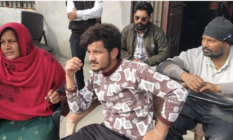 हाथों में हथकड़ी, पैरों में जंजीर, सिखों के पगड़ी तक उतारे... अमेरिका नहीं सुधरा, भारतीयों ने सुनाई आपबीती