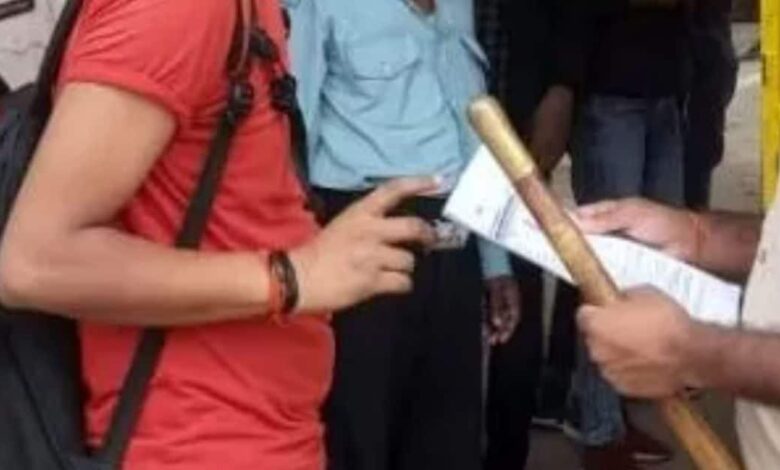 सेंटर के बाहर खड़ा था लड़का, बार-बार हो रहा था बेचैन, पुलिस वालों ने जैसे ही छुआ, कुछ अजीब सा लगा