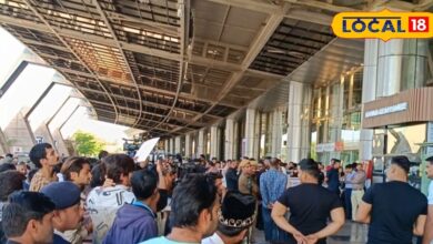 Huge crowds are gathering at Jaipur airport people waiting for hours to see their favourite stars