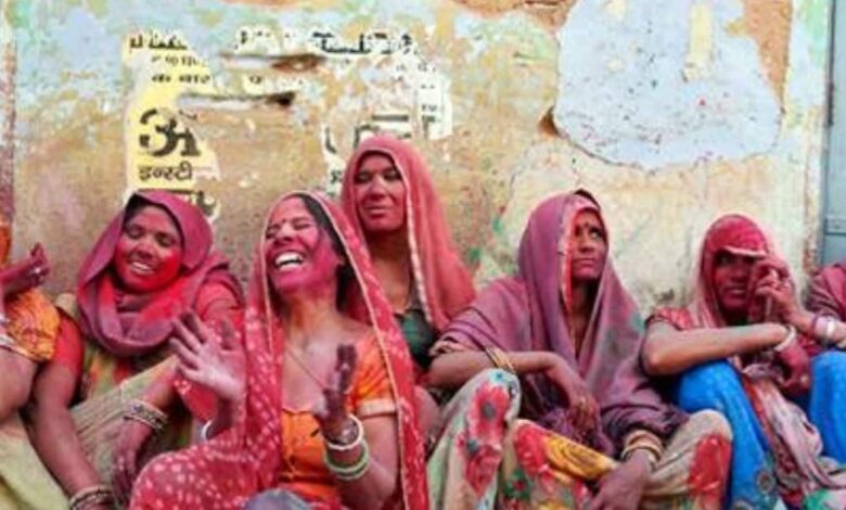 यहां होली के दिन 'गायब' हो जाते हैं मर्द, दस बजते ही सूना हो जाता है गांव, अकेली रंग खेलती हैं महिलाएं!