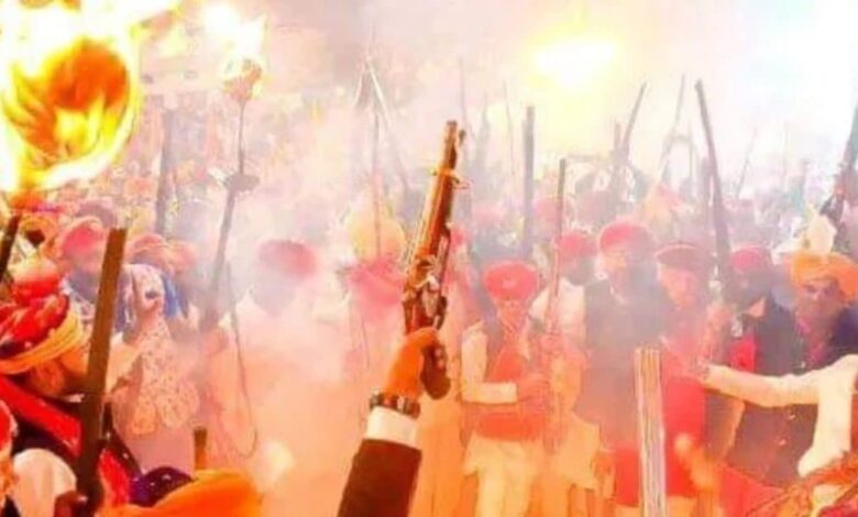 यहां रंग-अबीर नहीं, गोला-बारूद से खेलते हैं होली, हर तरफ होती है ठांय-ठांय