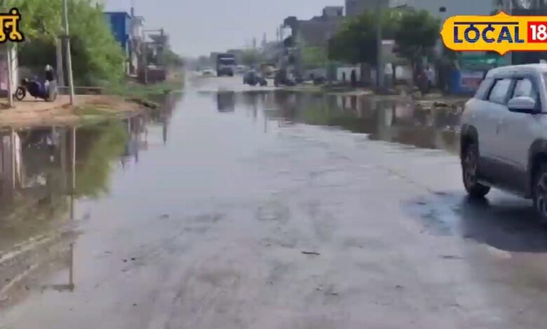 शहर से गांव में छोड़े जा रहे गंदे पानी से परेशान लोग, सड़क से निकलना हुआ दूभर, नगर परिषद के खिलाफ फूटा गुस्सा!