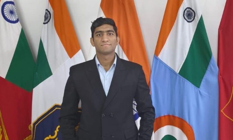 Indian Army Story: पिता रिटायर्ड फौजी अफसर, मां स्कूल टीचर, बेटा बना CDS टॉपर, कायम रखी परिवार की परंपरा