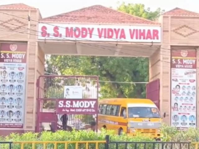 2 परीक्षार्थी तय समय बाद आए, पुलिस की अधिकारी से बात कराई और घुस गए अंदर