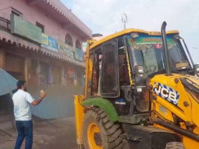 श्रद्धालुओं की राह में आ रहे अतिक्रमण पर गरजा भजनलाल सरकार का बुलडोजर