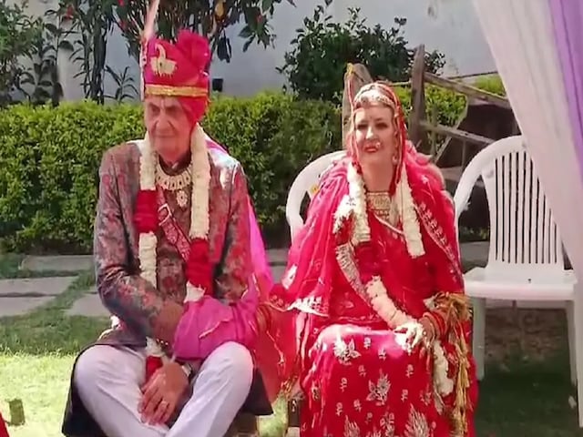 इसे कहते हैं सनातन धर्म की ताकत! घूमने आया था विदेशी जोड़ा, ले लिए सात फेरे