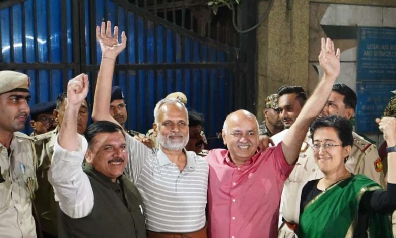 दिल्ली में AAP से कुर्सी तो छिनी ही, अब पैरों तले जमीन भी खिसकेगी... गृह मंत्रालय ने लिया बड़ा एक्शन
