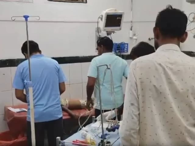 धूमधाम से हो रहा था होलिका दहन, तभी घर के अंदर से आई धड़ाम की आवाज