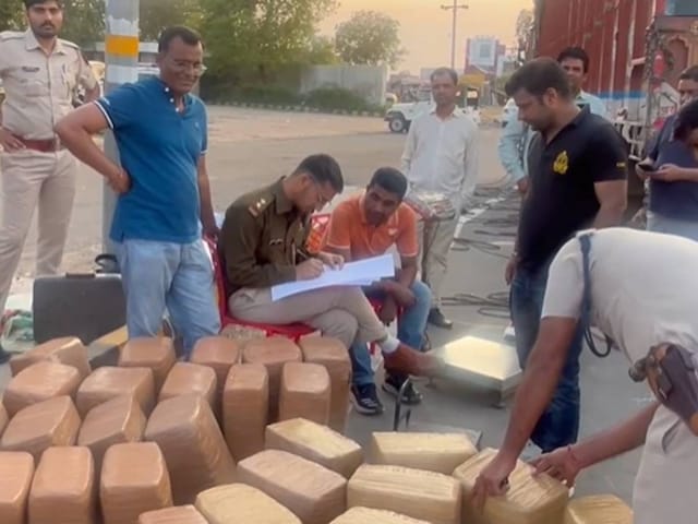 पुलिस ने हाईवे पर ट्रक को रोका,तलाशी ली तो रह गई सन्न, अंदर भरी खतरनाक चीज