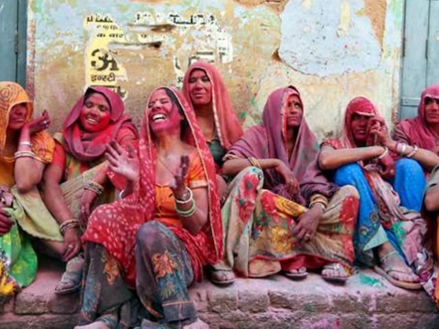यहां होली के दिन 'गायब' हो जाते हैं मर्द, अकेली रंग खेलती हैं महिलाएं!
