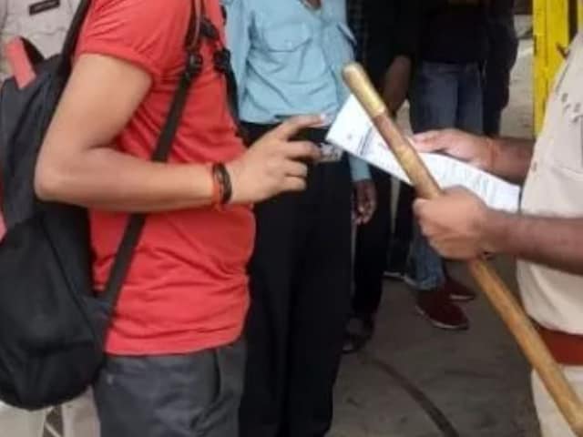 सेंटर के बाहर खड़ा था लड़का, हो रहा था बेचैन, पुलिस ने पूछा- क्या लिए हो?