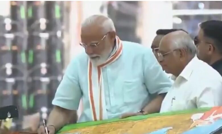 स्टेज के पीछ PM मोदी ने किसे बुलाया? दिव्यांग शख्स को मिला ऐसा रिटर्न गिफ्ट, खुशी का नहीं रहा ठिकाना