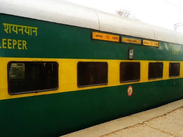 होली खेल चुके तो वापसी का झट से करा लें रिजर्वेशन, रेलवे ने चलाई स्‍पेशल ट्रेन