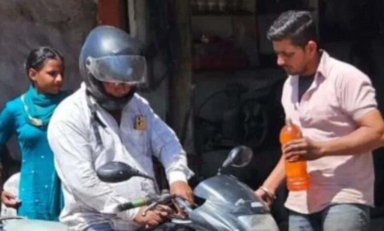 यहां बिक रहा सबसे सस्ता पेट्रोल, खरीदने के लिए लगी लोगों की भीड़, इशारा करने पर मिलती है बोतल!