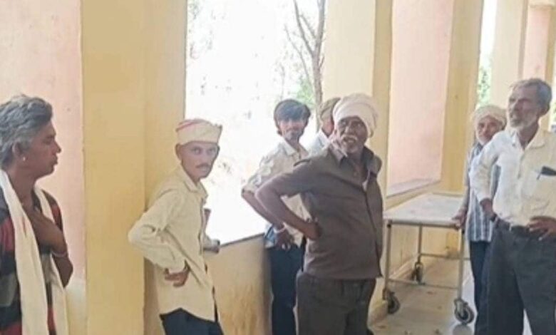 हत्या या आत्महत्या! एक दिन पहले मुंबई से घर आया युवक, दूसरे दिन पेड़ से लटका मिला शव, देखकर सन्न रह गए ग्रामीण
