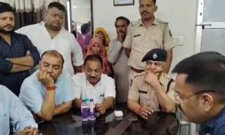 Love Jihad News: खुशी-खुशी शादी करने कोर्ट पहुंचा प्रेमी जोड़ा, भड़की भीड़ ने दबोच लिया, बोली- नहीं चलने देंगे 'लव जिहाद'