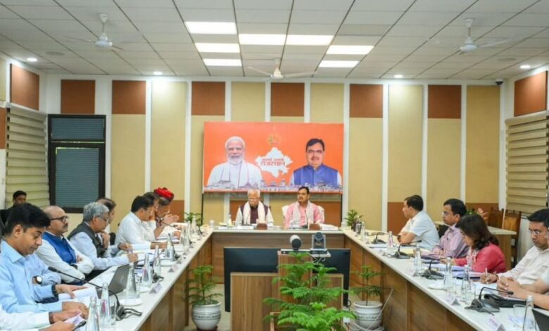 राजस्थान में शहरी विकास परियोजनाओं की समीक्षा बैठक में मंत्री और मुख्यमंत्री