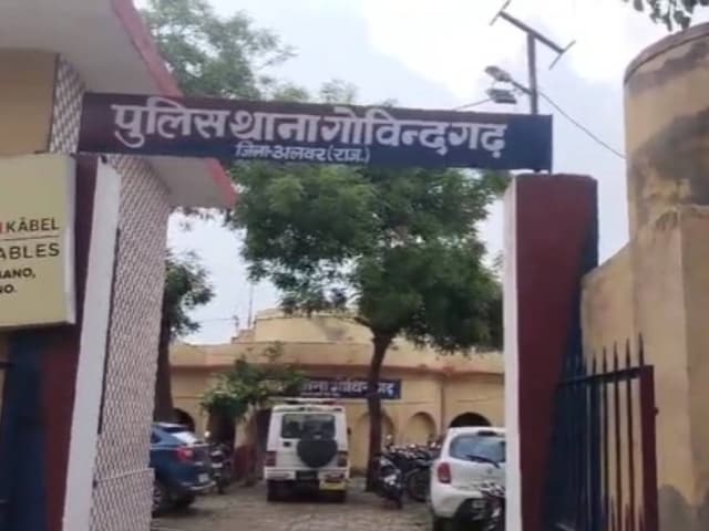 ठगों के गांव पहुंची पुलिस, ठग को पकड़ा तो पूरा परिवार टूट पड़ा पुलिसवालों पर