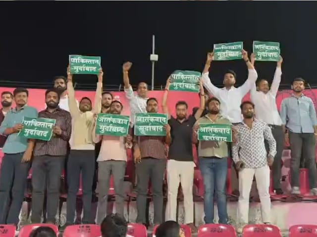 IPL मैच में 'पाकिस्तान मुर्दाबाद' के पोस्टर्स लेकर पहुंचे दर्शक, फिर जो किया..