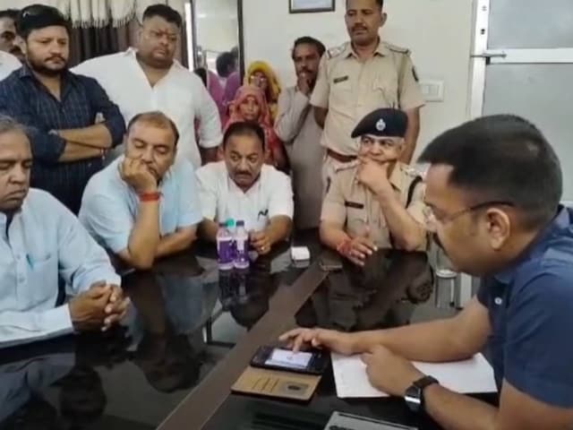 खुशी-खुशी शादी करने कोर्ट पहुंचा प्रेमी जोड़ा, भड़की भीड़ ने दबोच लिया