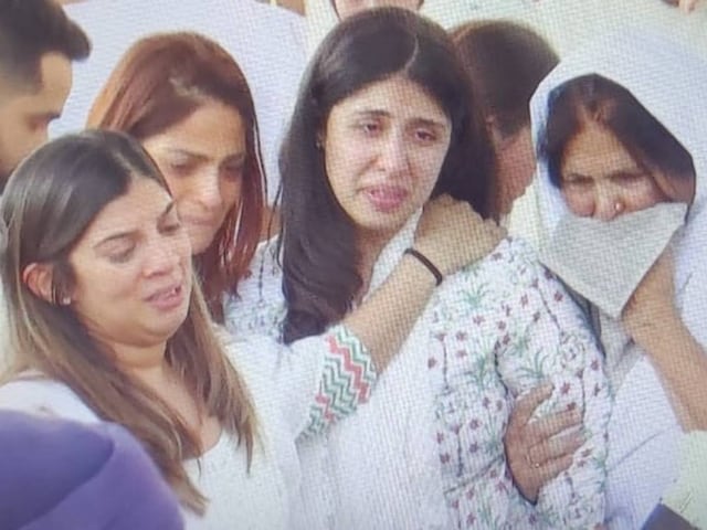 आयुषी ने आंखों के सामने खोया पति नीरज तो पथरा गई आखें, देखकर सहम गए लोग
