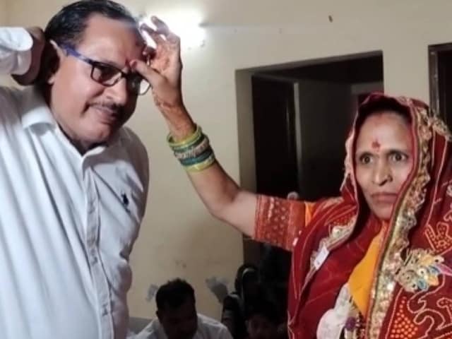 आबकारी थाना स्टाफ ने थाने की महिला कुक को बनाया बहन, निभाया बड़ा फर्ज