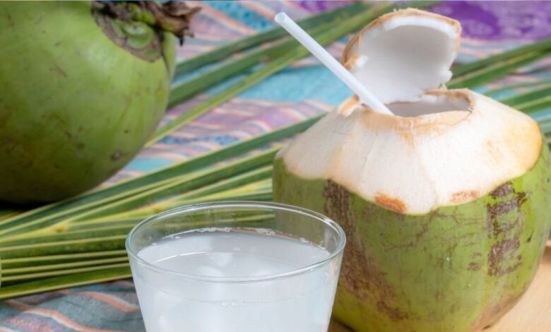 गर्मियों में नारियल पानी के 5 बड़े फायदे