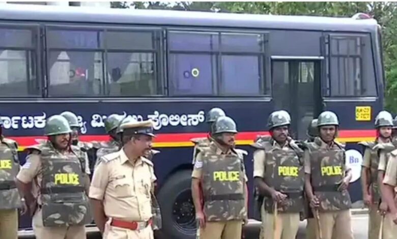 जिस पत्नी की हत्या के लिए काट रहा था सजा, वो पराए मर्द के साथ मौज करती मिली, पुलिस के उड़े होश