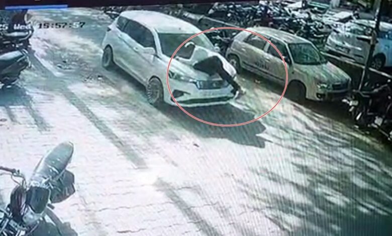 पहले चोरी फिर सीनाजोरी! मैकेनिक को टक्कर मारने के बाद 200 मीटर तक बोनट पर घसीटता ले गया चालक, VIDEO आया सामने