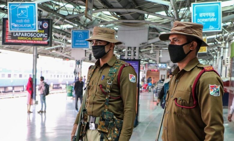 रफ्तार में थी ट्रेन, तभी टॉयलेट में हुआ ऐसा कांड, हिल गया रेलवे का पूरा महकमा, GRP अफसरों में मची भागमभाग - indian railway crime news minor girl assaulted in running tarin toilet grp jawan officer in action department in shock