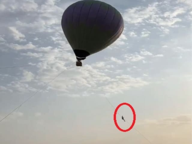 हॉट एयर बैलून के साथ लटका युवक... 80 फीट की उंचाई पर टूट गई रस्सी और...