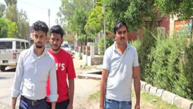 'हम तो यहां....' आर्मी स्टेशन के पास अजीब हरकतें कर रहे थे 3 युवक, दौड़ते-भागते पहुंची पुलिस, तलाशी लेते ही छूटे पसीने - 3 youth roaming with gunny bag in Army Station Barmer suddenly police asked who are you officers ran off to know truth arrested them immediately
