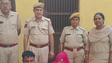 पति ने किया इशारा तो खूबसूरत पत्नी ने फंसा लिया शिकार, पराए मर्द को घर बुलाकर कर डाला 'खेला', फिर जो हुआ...